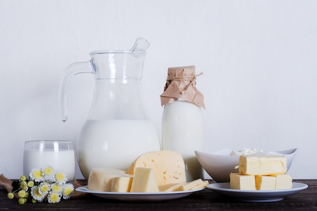 Productos lácteos. Leche, queso, mantequilla y cuajada en la mesa vieja