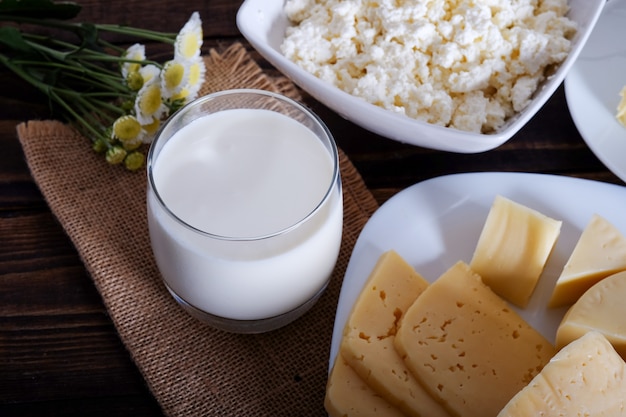 Productos lácteos. Leche, queso, mantequilla y cuajada en la mesa vieja