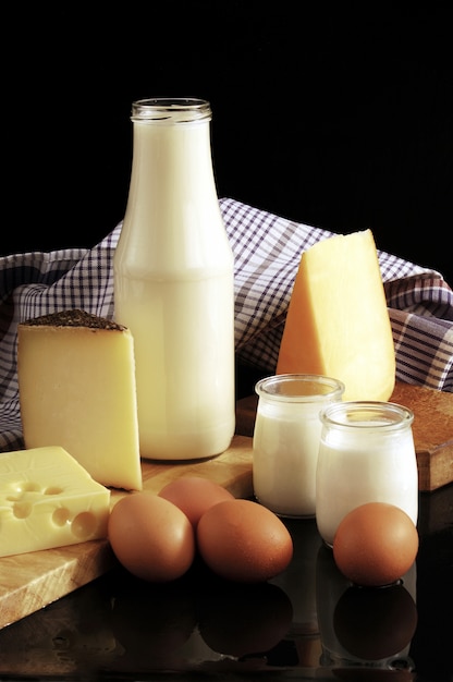 Productos lácteos leche, queso y yogurt.
