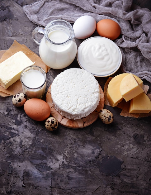 Foto productos lácteos. leche, requesón, crema agria, mantequilla, huevos. enfoque selectivo