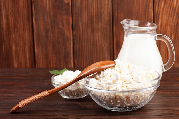 Foto productos lácteos nutritivos en mesa de madera.