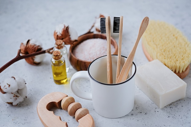 Productos libres de plástico y cepillo de dientes de bambú.