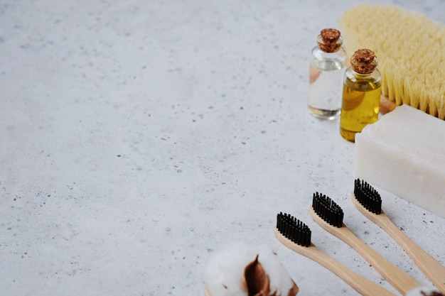 Productos libres de plástico y cepillo de dientes de bambú.