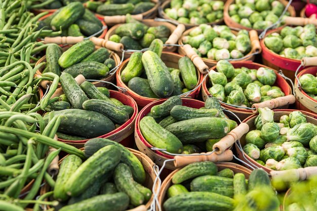 Productos locales en el mercado de agricultores de verano de la ciudad.