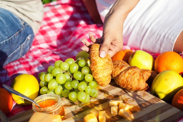 Productos en la manta para picnic.