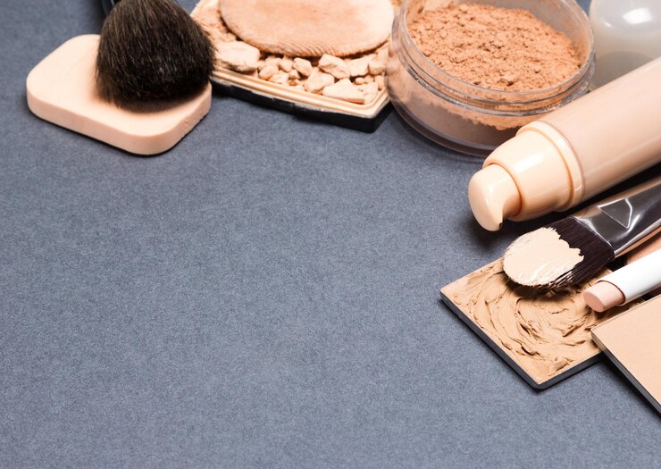 Foto productos de maquillaje básicos. correctores, base de maquillaje, polvos, corrector. copia espacio