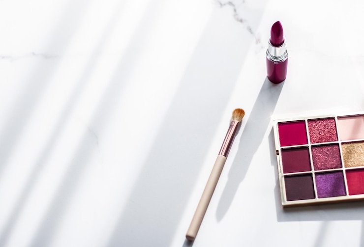Foto productos de maquillaje cosmético colocados en la mesa de tocador de mármol sombras de ojos de lápiz labial y pincel de maquillaje para anuncios de marcas de moda y belleza de lujo diseño de vacaciones