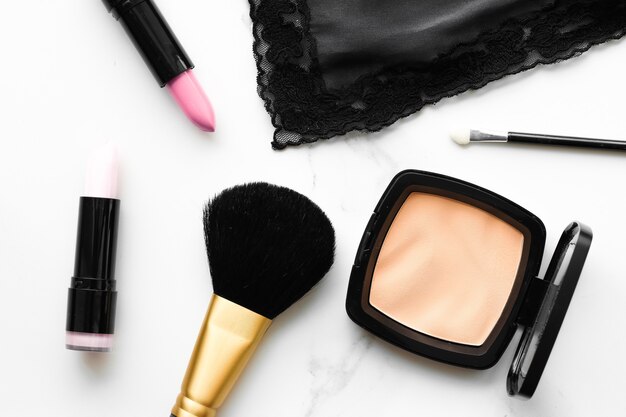 Productos de maquillaje y cosméticos en mármol flatlay superficie estilo de vida femenino moderno blog de belleza y concepto de inspiración de moda