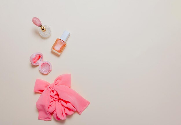 Productos de maquillaje, cosméticos y scrunchie sobre fondo amarillo pastel. Vista plana endecha, superior. Plantilla de banner de blog de belleza.