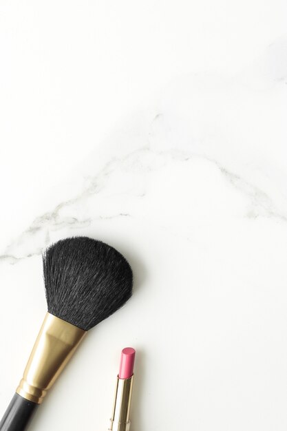 Productos de maquillaje y cosméticos sobre fondo de mármol flatlay blog de belleza de estilo de vida femenino moderno y ...