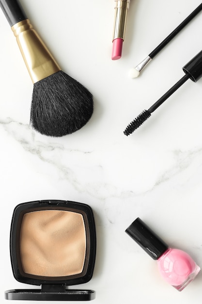 Productos de maquillaje y cosméticos sobre fondo de mármol flatlay blog de belleza de estilo de vida femenino moderno y ...