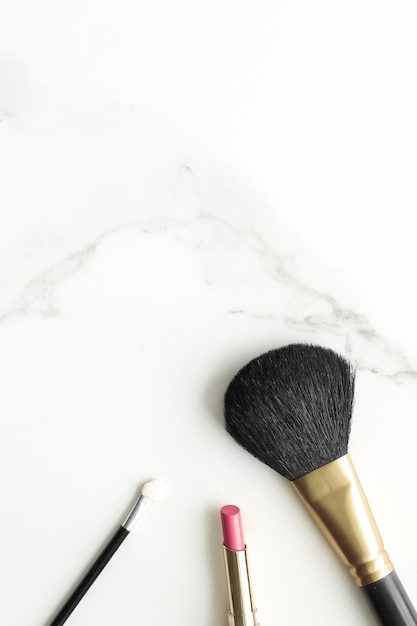 Productos de maquillaje y cosméticos sobre fondo de mármol flatlay blog de belleza de estilo de vida femenino moderno y ...