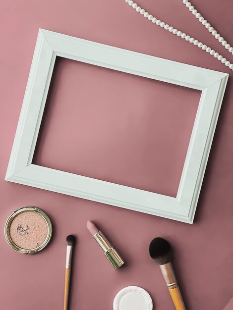 Foto productos de maquillaje de marco de arte horizontal y joyas de perlas sobre fondo rosa rubor como impresión de arte de diseño plano o álbum de fotos