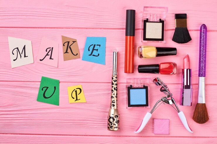 Foto productos de maquillaje de moda, fondo de madera. las letras de papel de colores se componen de fondo de color. kit de cosméticos de glamour.