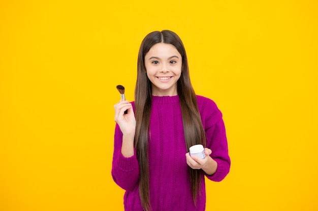 Productos de maquillaje para niños Maquillaje artista infantil adolescente aplicar polvos faciales con brocha de maquillaje Belleza y cosmética para adolescentes