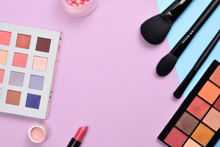 Foto productos de maquillaje profesional con productos de belleza cosmética, rubores, delineador de ojos, pestañas, brochas y herramientas.