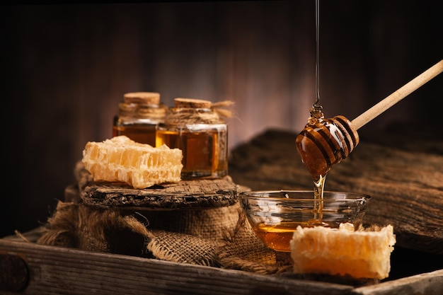 Productos de miel fresca en una mesa rústica de madera closeupxDxA
