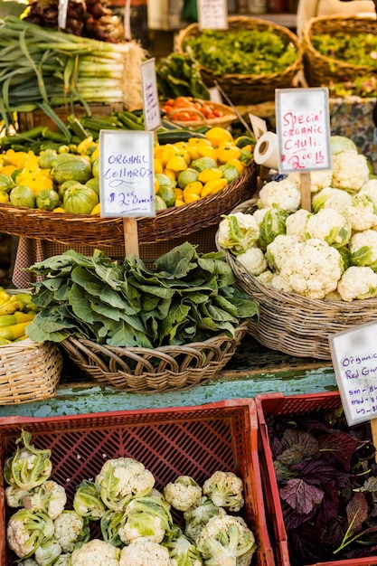 Productos orgánicos frescos en el mercado de agricultores local.