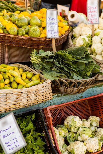 Productos orgánicos frescos en el mercado de agricultores local.