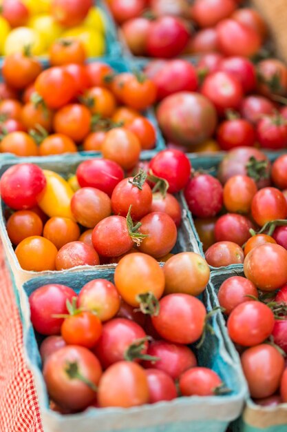 Productos orgánicos frescos en el mercado de agricultores local.