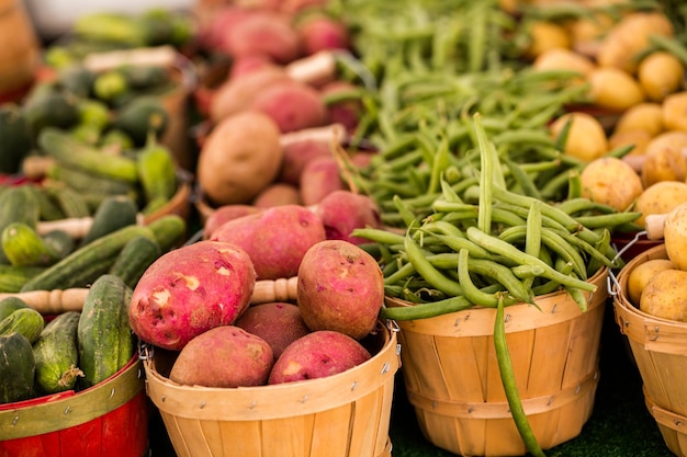 Productos orgánicos frescos a la venta en el mercado local de agricultores.