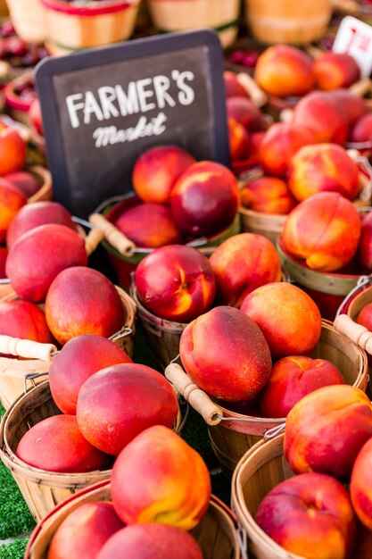 Productos orgánicos frescos a la venta en el mercado local de agricultores.