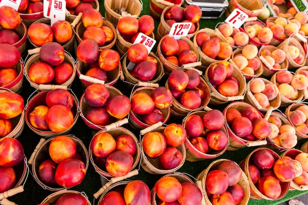 Productos orgánicos frescos a la venta en el mercado local de agricultores.