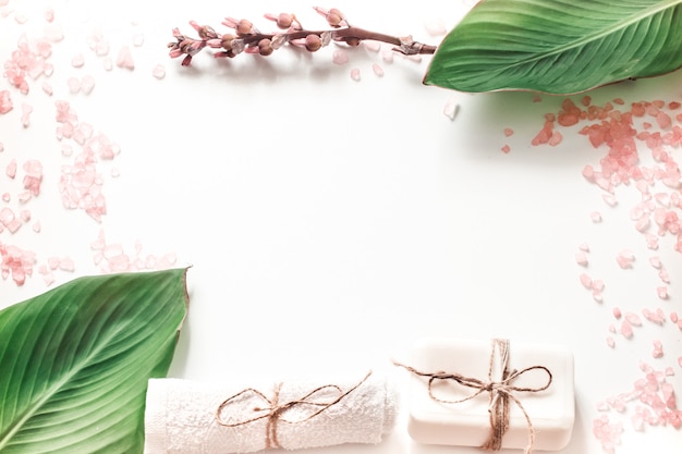 productos orgánicos de spa en pared blanca