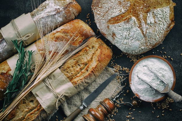 Productos de pan sobre la mesa en composición