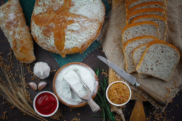 Productos de pan sobre la mesa en composición