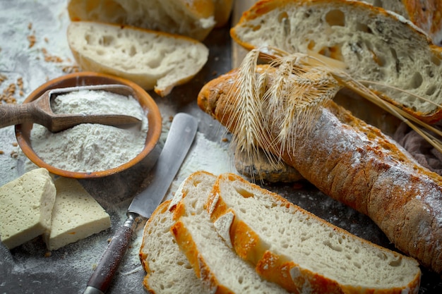 Productos de pan sobre la mesa en composición