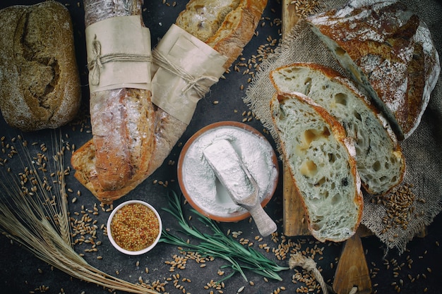 Productos de pan sobre la mesa en composición