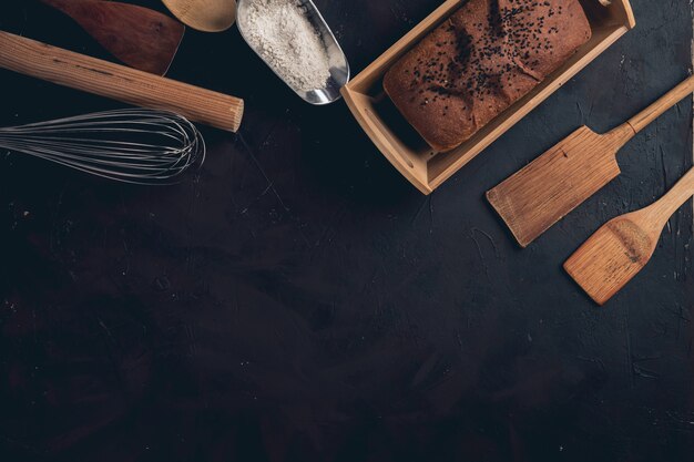 Productos de panadería e ingredientes sobre un fondo oscuro