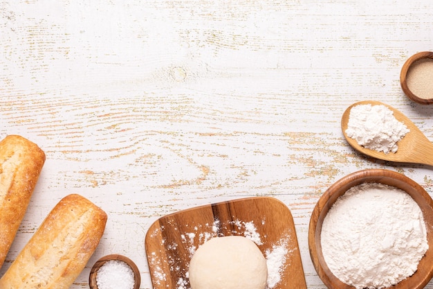 Foto productos de panadería: harina, masa, levadura, sal. vista superior, espacio de copia.