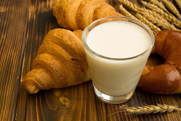 Productos de panadería y leche en el fondo de madera