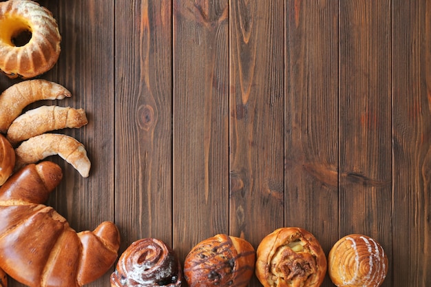 Productos de panadería sobre fondo de madera