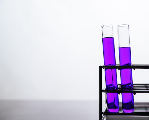 Productos químicos naranjas en un tubo de vidrio científico dispuesto en un estante.