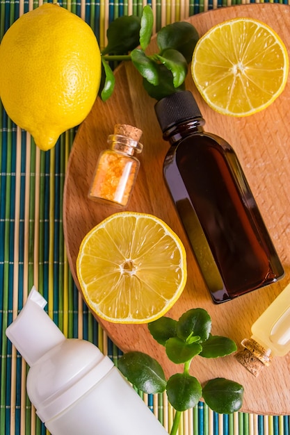 Foto productos de spa y aromaterapia con aceite de limón para relajarse y medicina alternativa cosméticos ecológicos