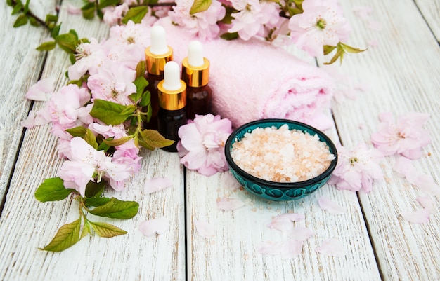 Productos de spa con flor de sakura.