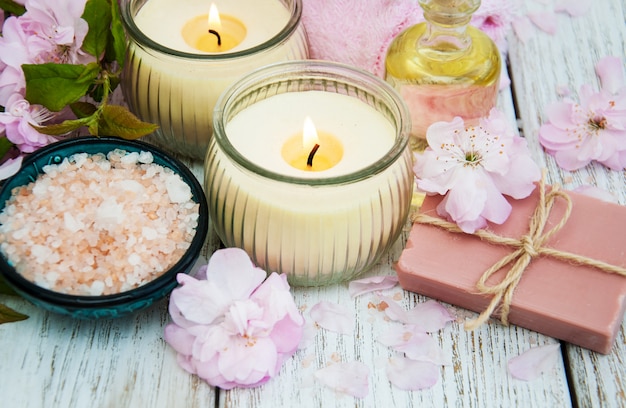 Productos de spa con flor de sakura.