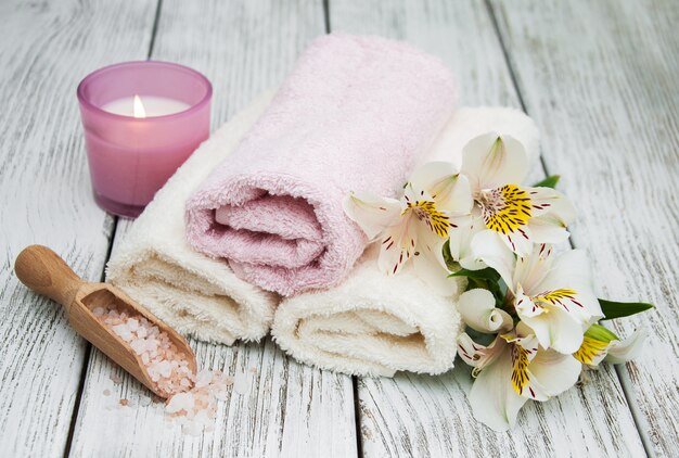 Productos de spa con flores de alstroemeria.