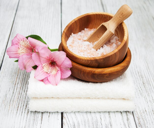 Productos de spa con flores de alstroemeria.