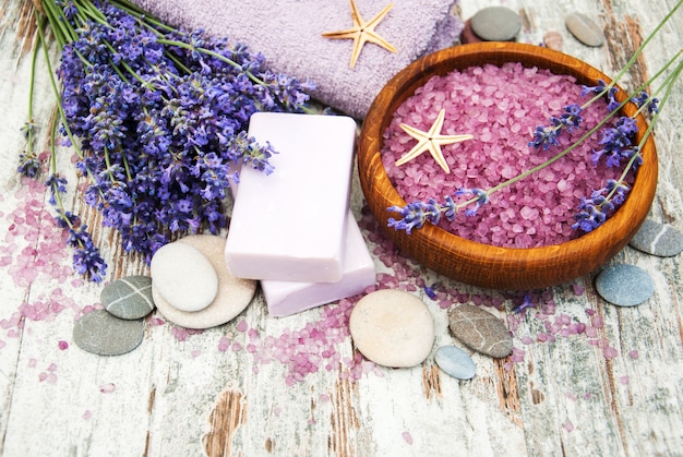 Productos de spa y flores de lavanda.