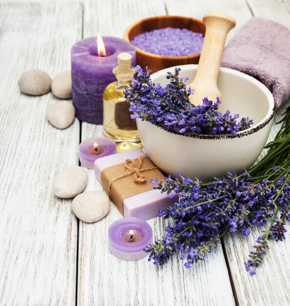 Productos de spa y flores de lavanda.