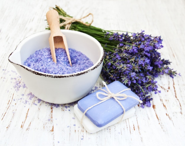 Productos de spa y flores de lavanda.