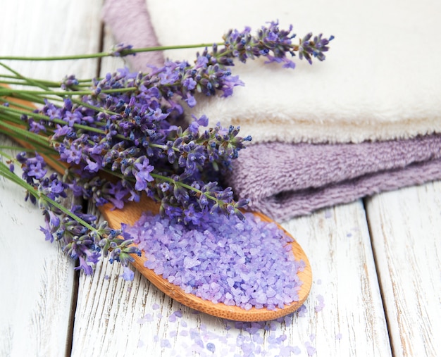 Productos de spa y flores de lavanda.