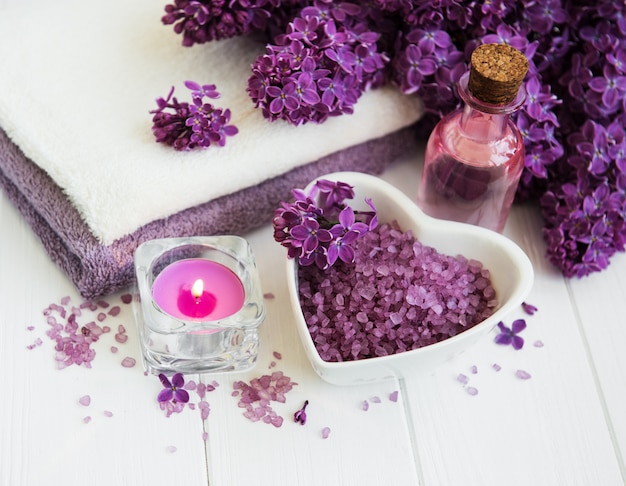 Productos de spa y flores lilas.