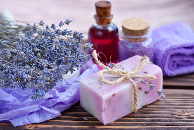 Productos de spa de lavanda sobre mesa de madera Productos para el cuidado del cuerpo con sal de aceite de jabón de lavanda