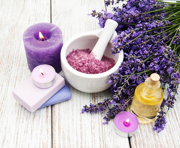 Productos de spa con lavanda.