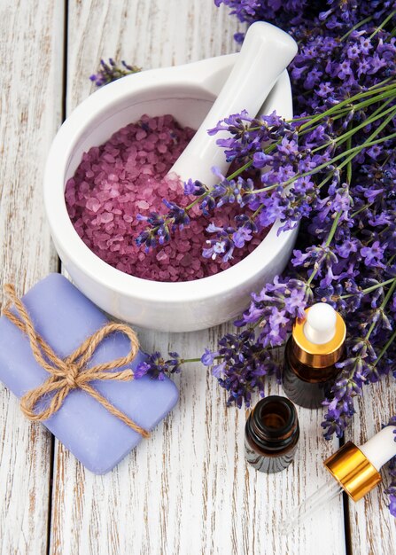 Productos de spa con lavanda.